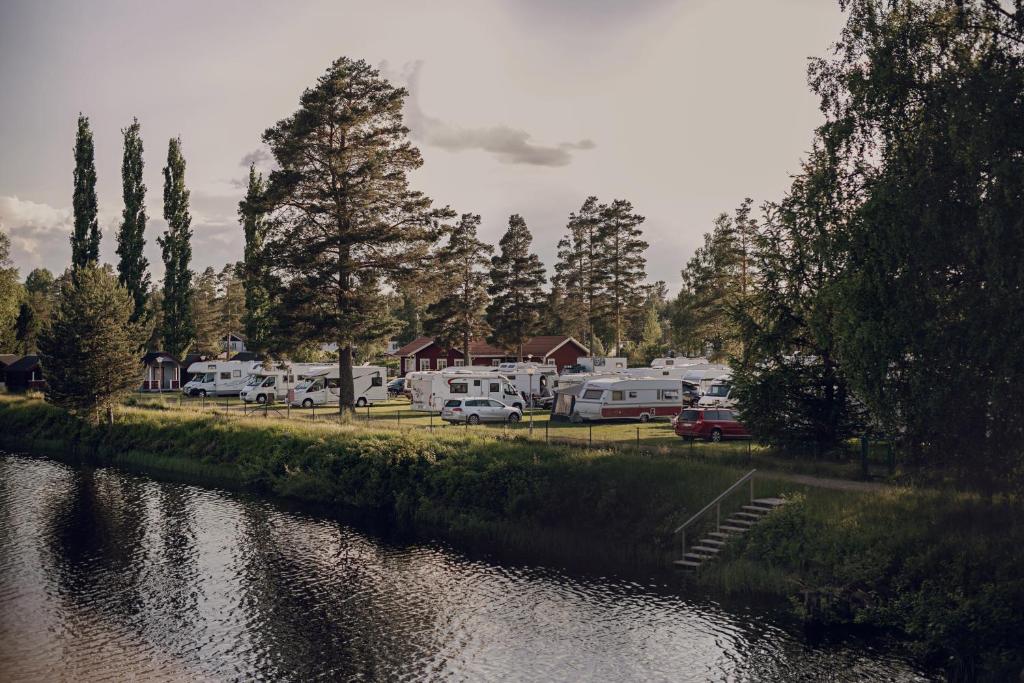 万斯布鲁Vansbro Camping的停在河边停车场的一群车辆