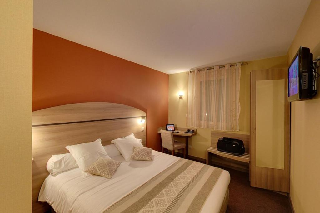 蒙布里松弗艾明星酒店的酒店客房,配有床和电视