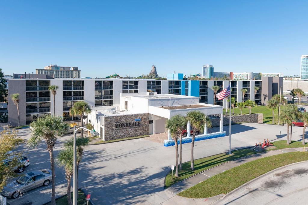 奥兰多Hotel Monreale Express International Drive Orlando的享有大楼空中景色,设有停车场