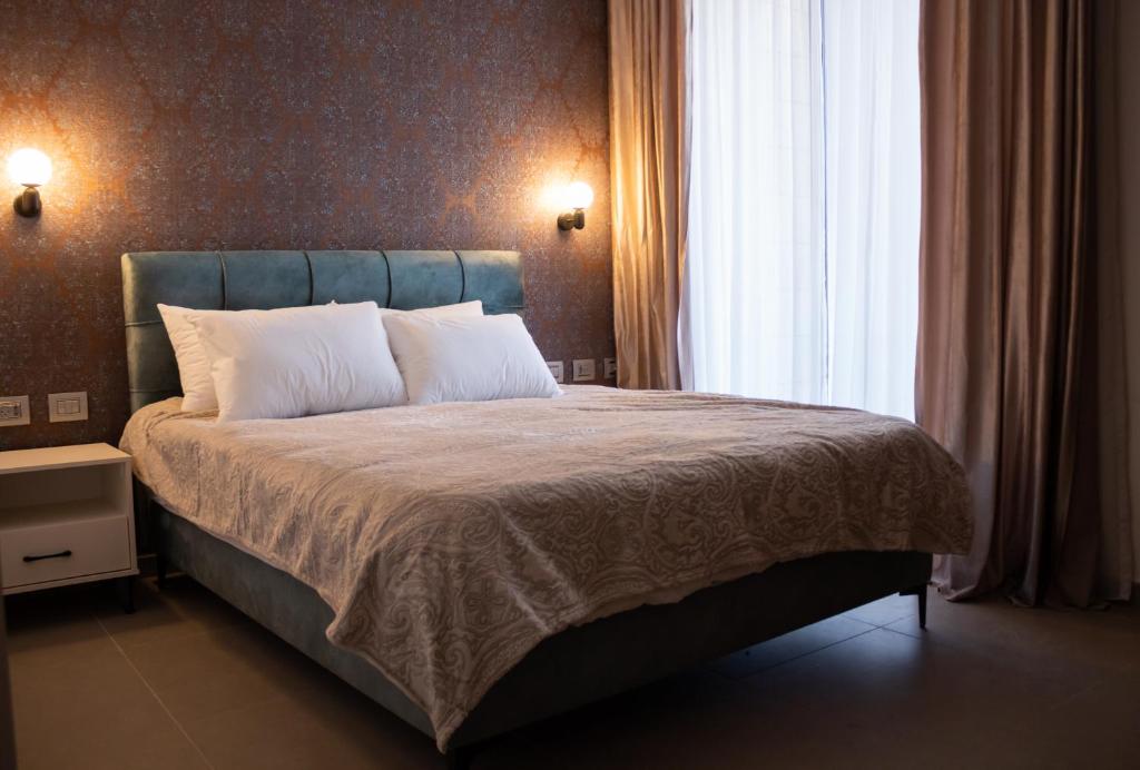 拿撒勒Amwaj Apartments的一间卧室设有一张大床和一个窗户。