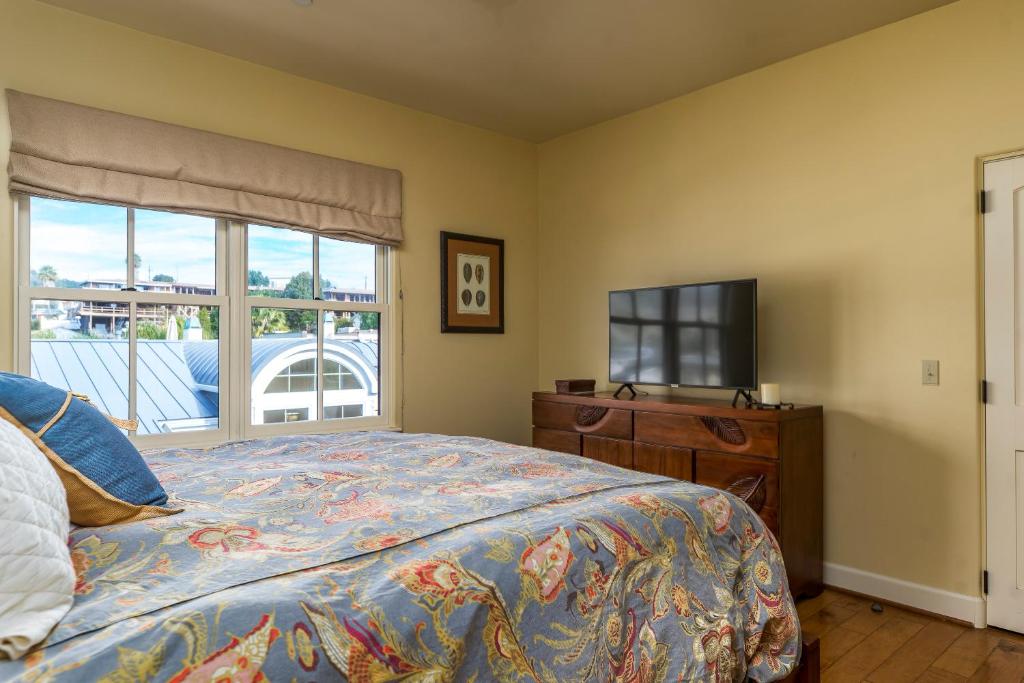 阿维拉海滩28 San Miguel的一间卧室配有一张床和一台平面电视