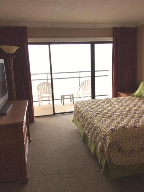 Polynesian Oceanfront Hotel客房内的一张或多张床位