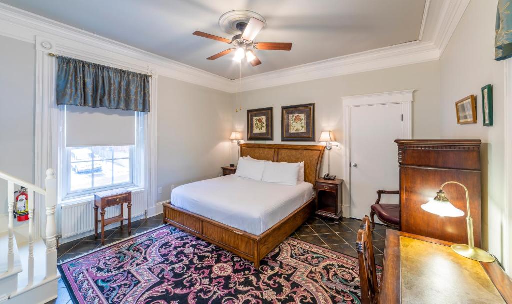 圣约翰联合街奇普曼山公寓的一间卧室配有一张床和吊扇