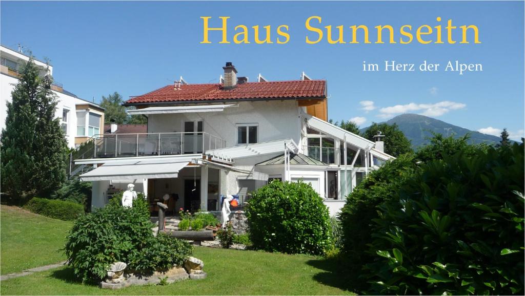 因斯布鲁克Haus Sunnseitn的一本白房子,上面有书签,在她亲爱的专辑里阳光灿烂