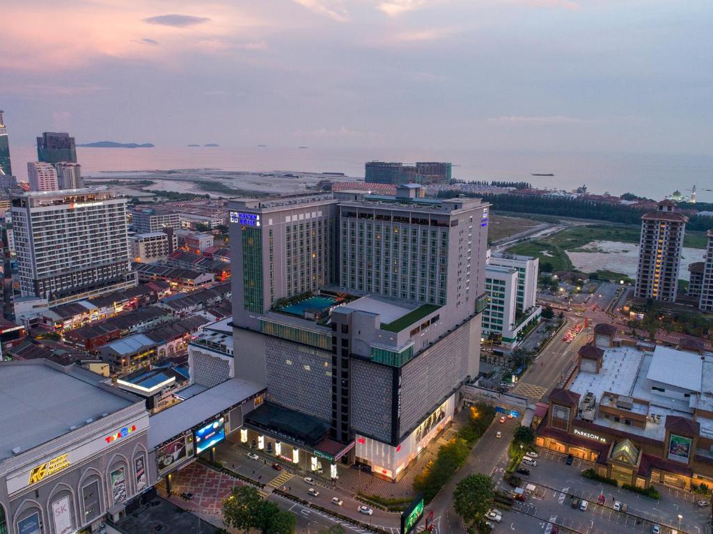 马六甲惠勝酒店的城市中一座大建筑的空中景观