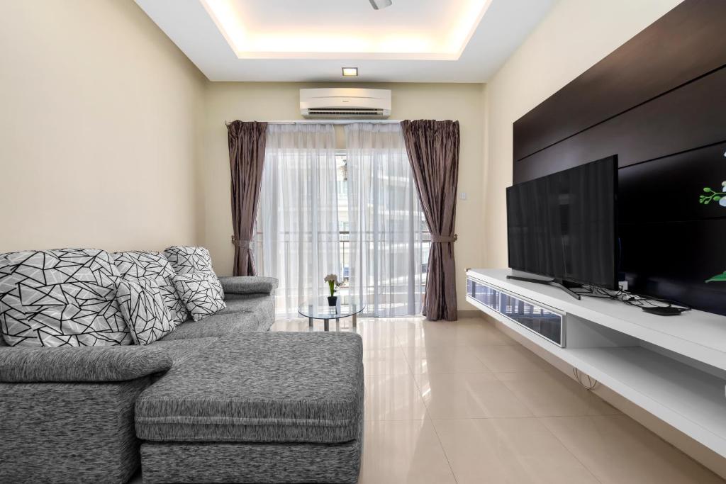 吉隆坡Windsor Tower by Plush的带沙发和平面电视的客厅