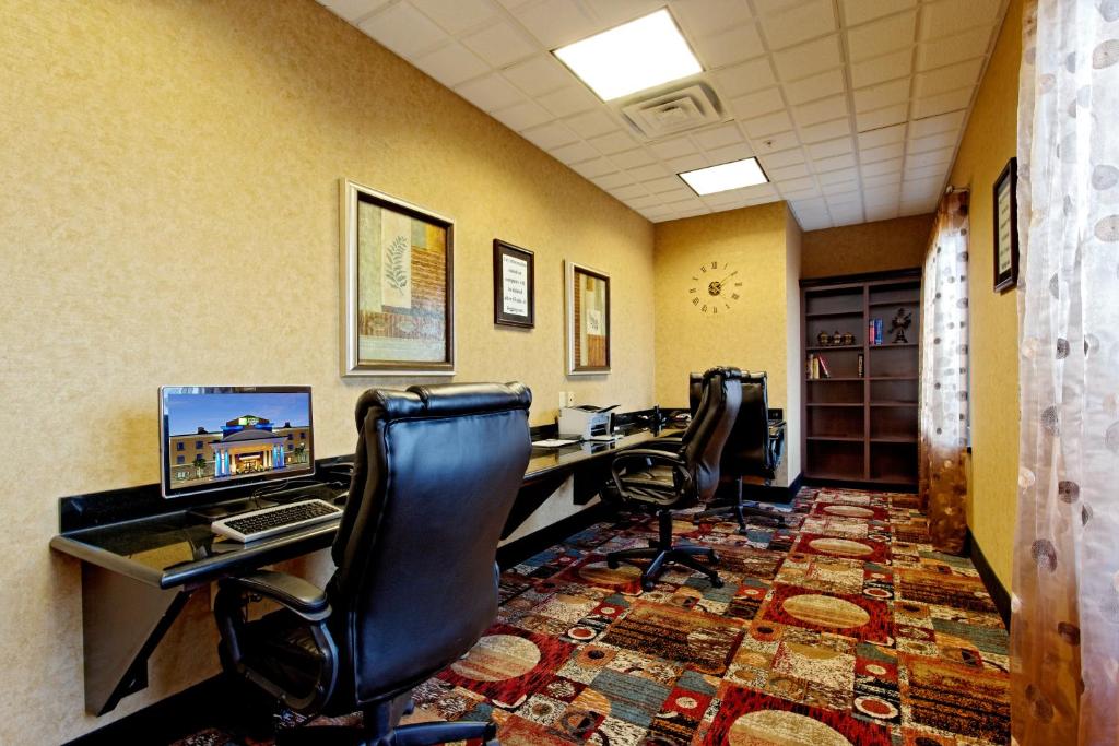 奥德萨敖德萨智选假日套房酒店的办公室,配有两张桌子、椅子和一台电脑
