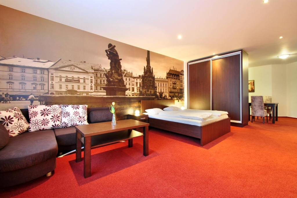 奥洛穆茨巴拉兹酒店的酒店客房,配有床和沙发