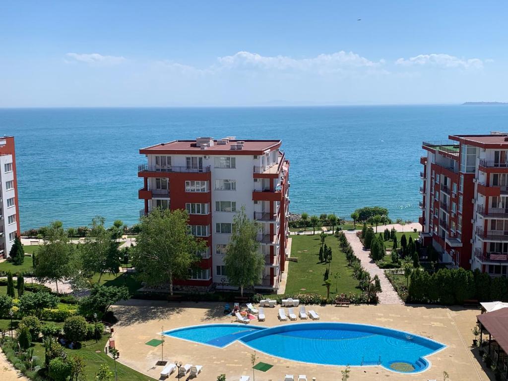 圣弗拉斯Kalina Private Apartments in Marina View Fort Beach, Sveti Vlas的公寓大楼设有位于海洋前的游泳池