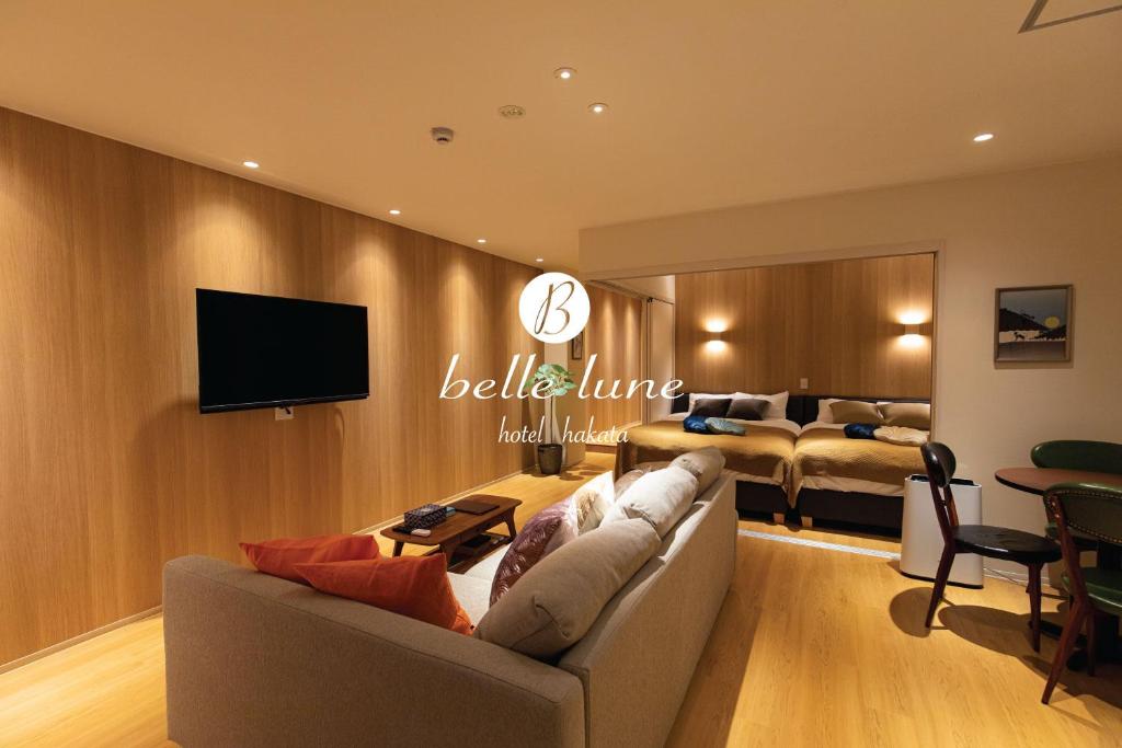 福冈belle lune hotel hakata Suite Room 1的带沙发、床和电视的客厅