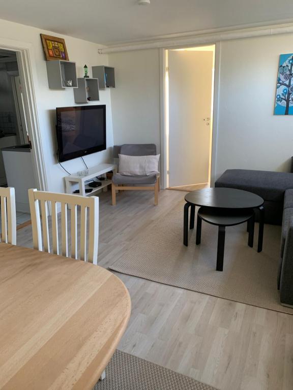 维泽桑讷Surf Apartment Stormgade的客厅配有沙发和桌子