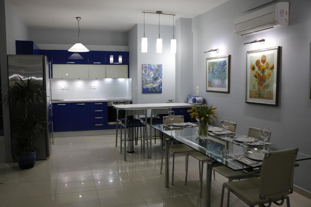 斯巴达Laconian Collection "Lykourgou 10"的厨房配有蓝色橱柜和桌椅