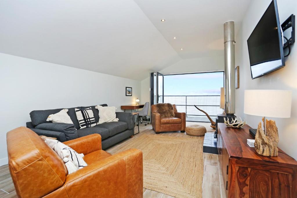 爱丁堡Musselburgh - Stylish 3 bed with Stunning Sea Views的带沙发和电视的客厅