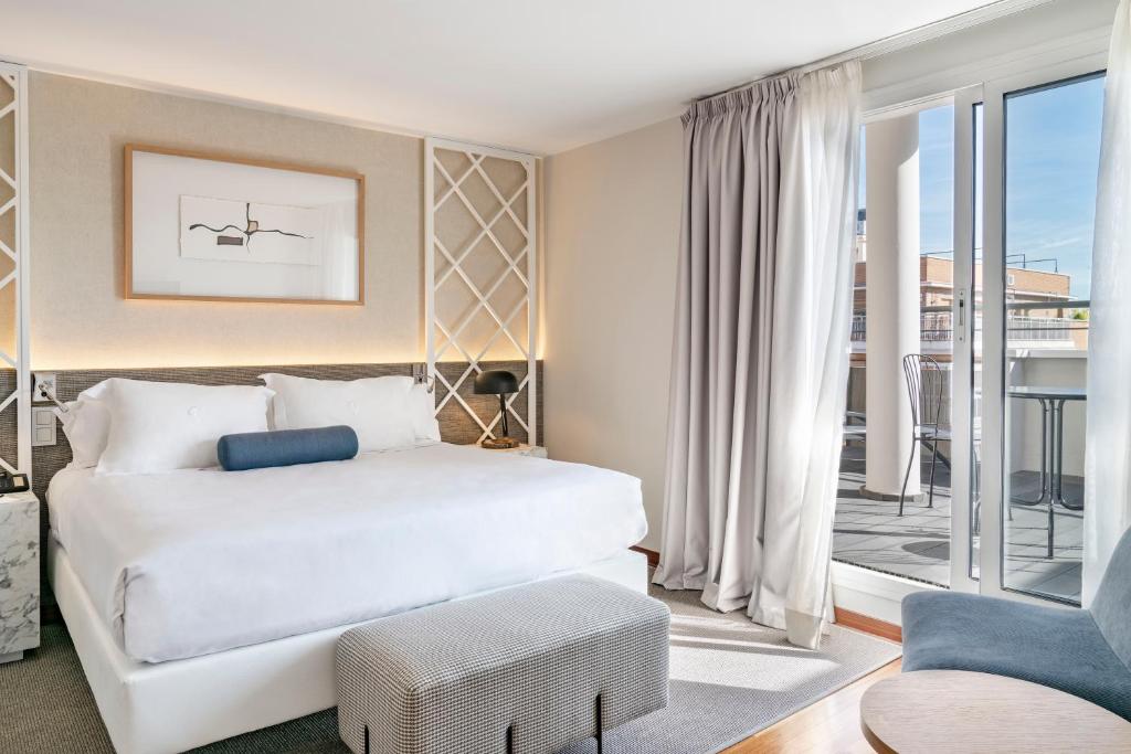 马德里索马温齐酒店的酒店客房设有一张床和一个阳台。