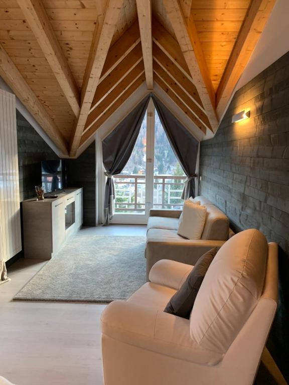 泰穆Alpin Sky的客厅配有两张沙发和一张沙发