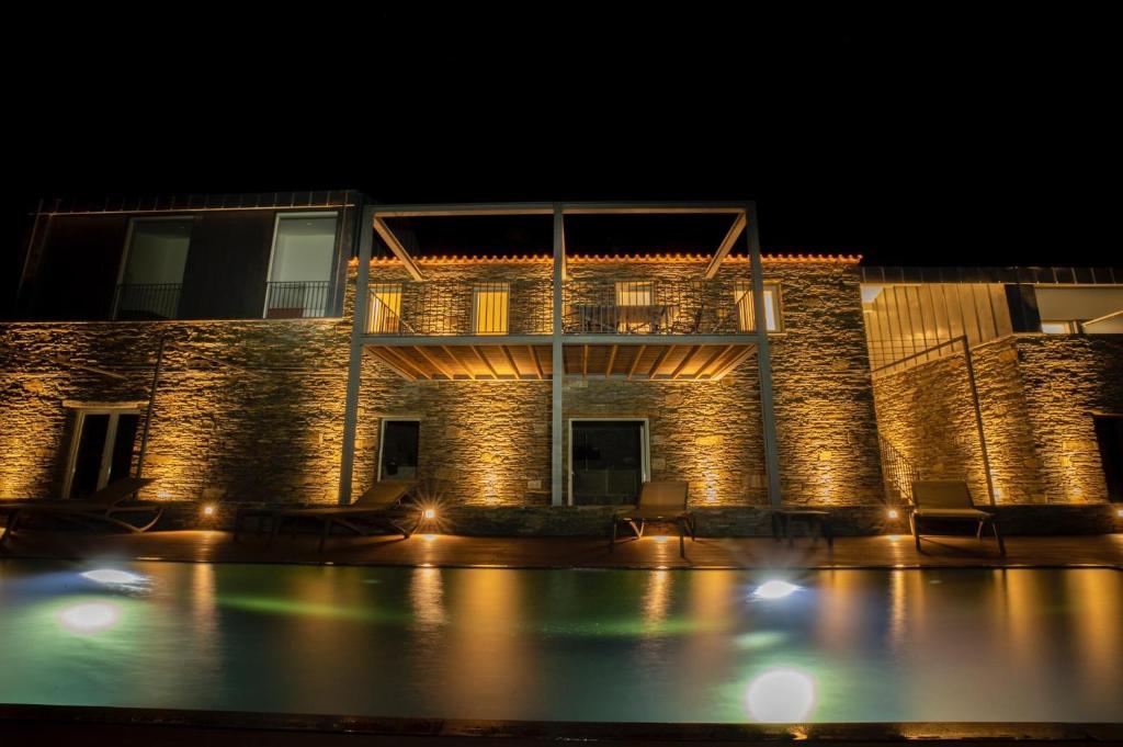 比索达雷加CASA QTA. STA. CRUZ-RÉGUA的一座晚上设有游泳池的建筑