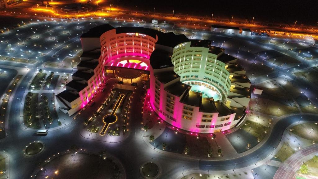 哈伊勒哈伊勒千禧国际酒店的夜间从空中欣赏大楼的景色