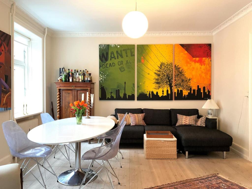 哥本哈根ApartmentInCopenhagen Apartment 1436的客厅配有沙发和桌子