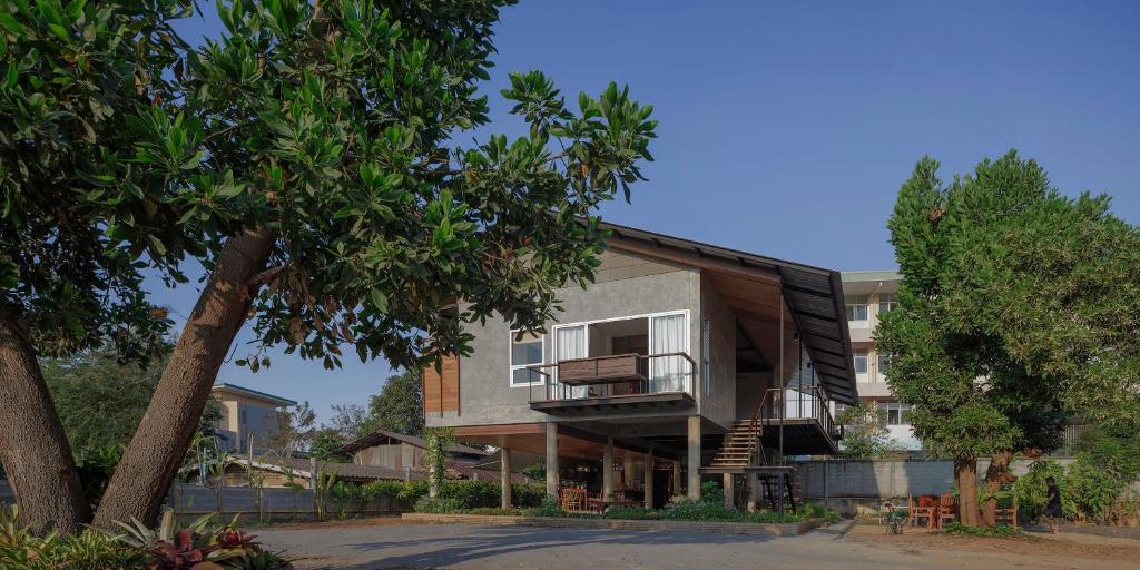 尖竹汶Baan Lek Villa的带阳台和树的房子