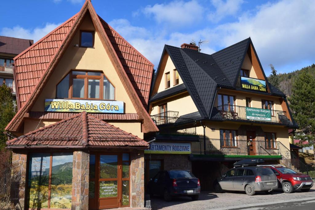 扎沃亚Willa Babia Góra的一座有山地自行车中心标志的建筑