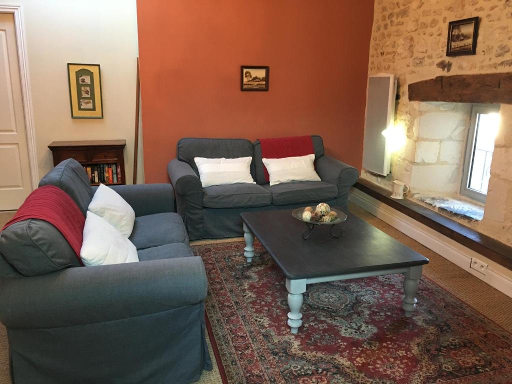 桑特Apart d'Arc的客厅配有两张沙发和一张咖啡桌