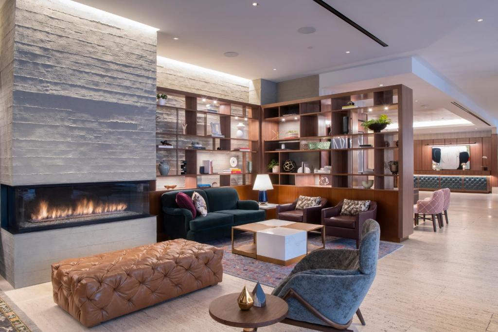 波士顿科罗纳德酒店的客厅设有壁炉和家具。