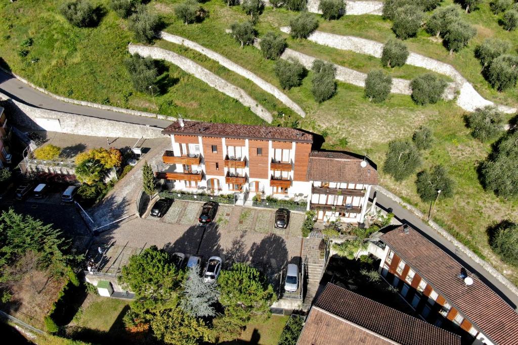 加尔达湖滨San Giacomo Apartments的享有带庭院的房屋的顶部景致