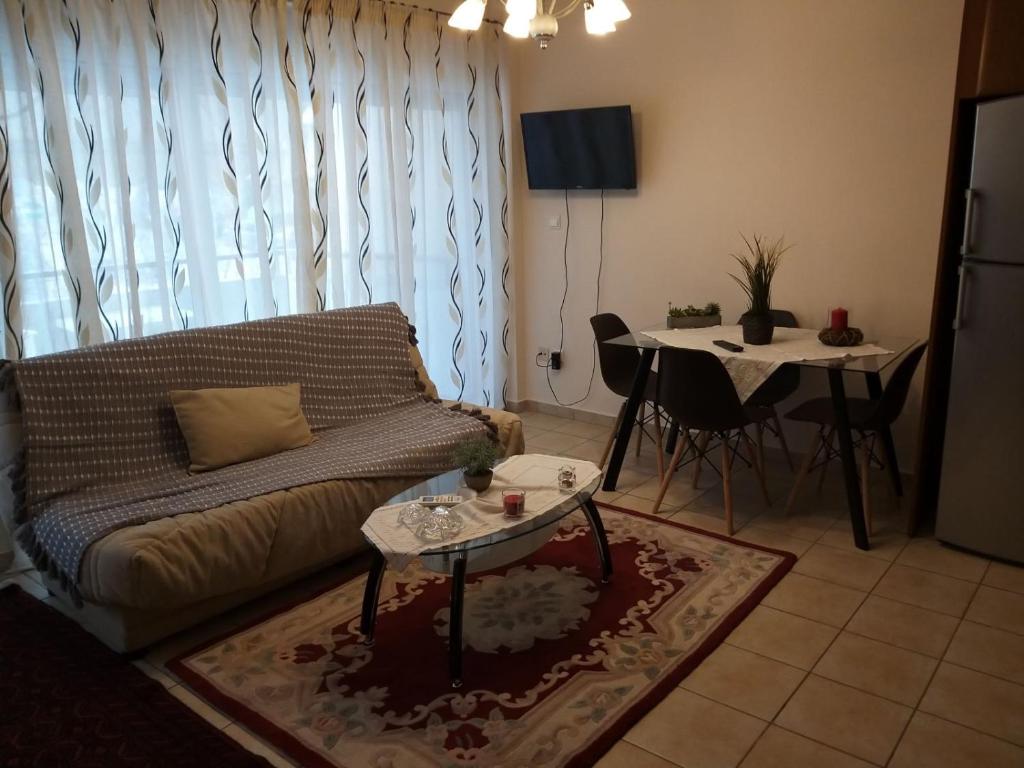 塞萨洛尼基Maria’s house的客厅配有沙发和桌子