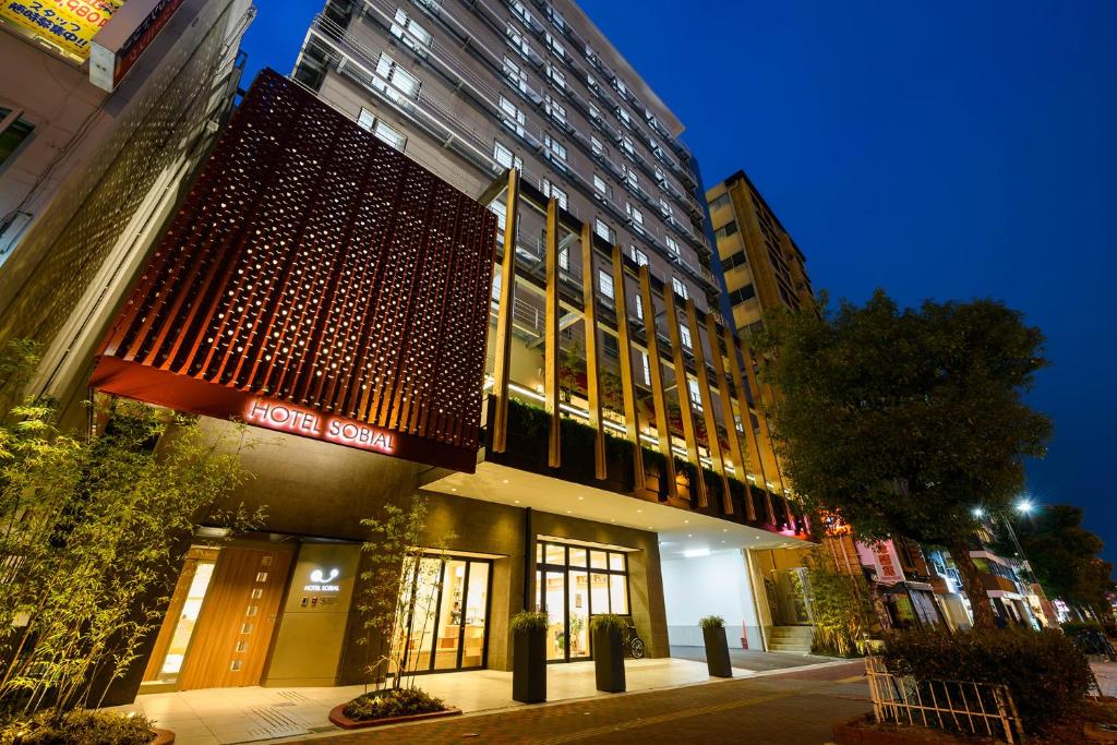 大阪Hotel Sobial Namba Daikokucho的建筑的侧面有圣诞灯