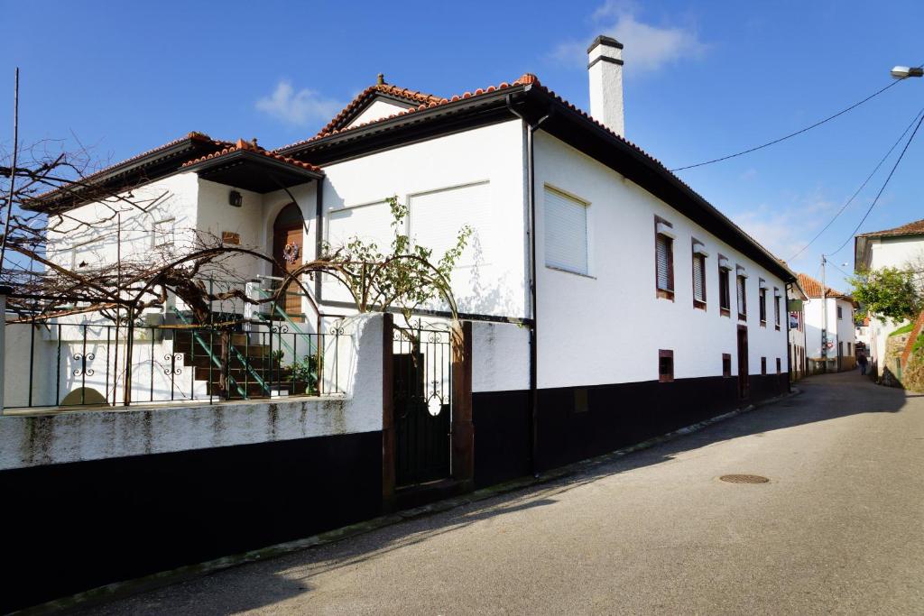 戈伊什Casa D'Avó Mila的黑色屋顶的白色房子