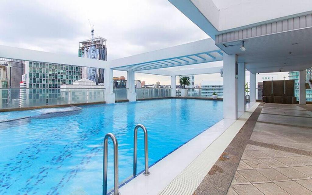 吉隆坡Parkview KLCC by Salaam Suites, 4 pax的大楼屋顶上的大型游泳池
