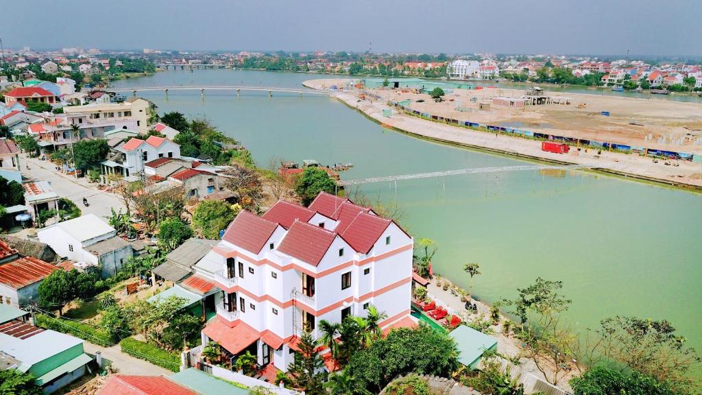 会安Hoi An Blue River Hotel的水体旁城镇的空中景观