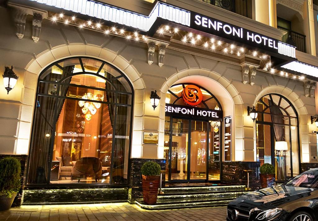 伊斯坦布尔Beethoven Senfoni Hotel的一家西摩酒店前的商店