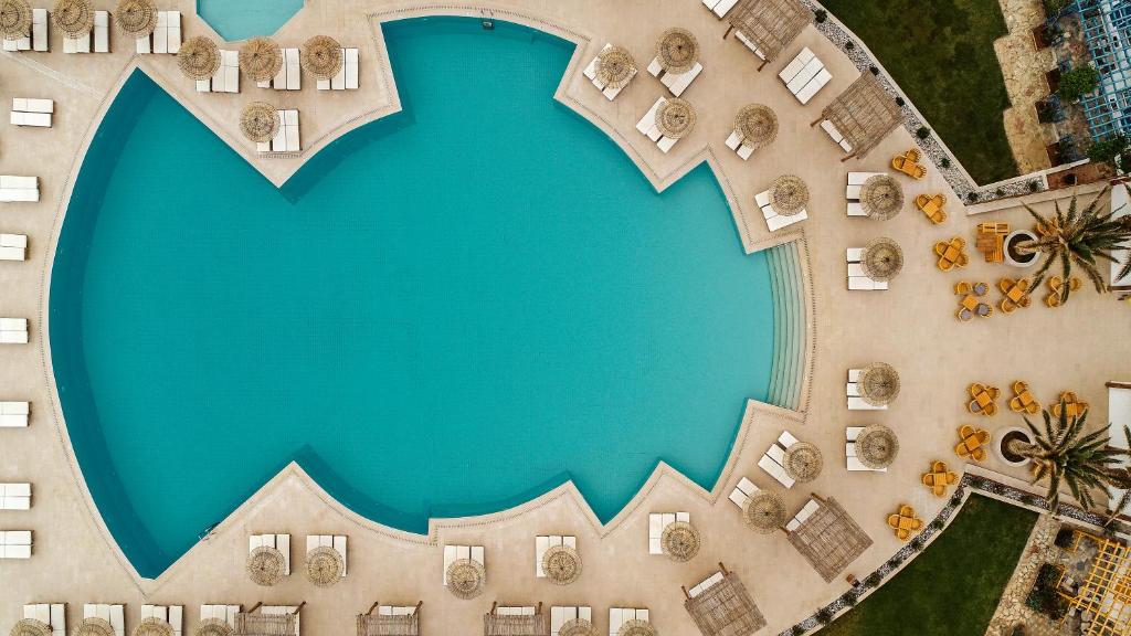 库基尼坎尼奥Mitsis Rinela的享有度假村游泳池的空中景致