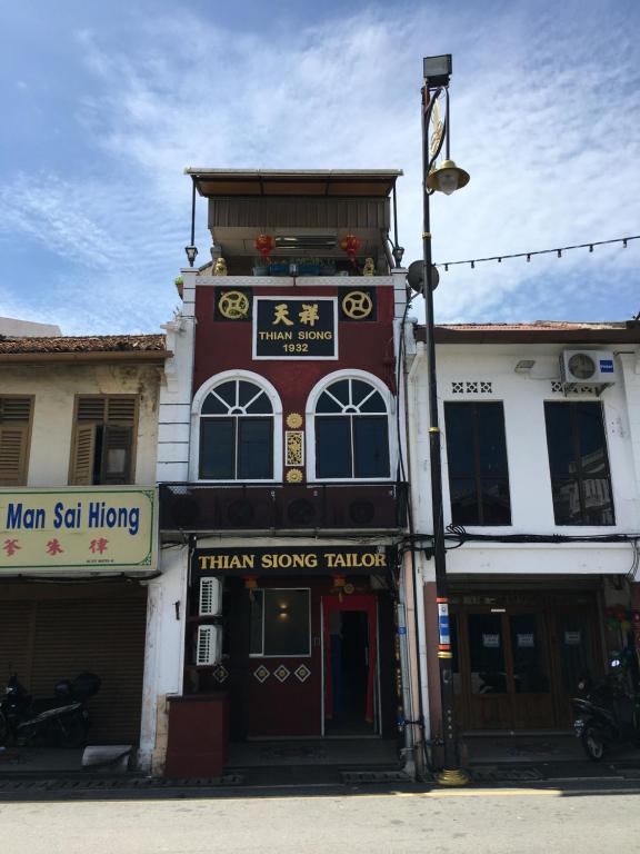 马六甲Thian Siong Inn的带有读取钛强纹身标志的建筑