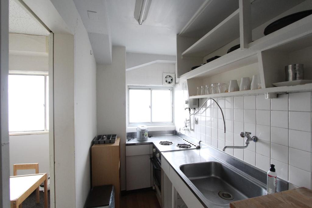 神户Sea View Court Kobe的一个带水槽和窗户的小厨房