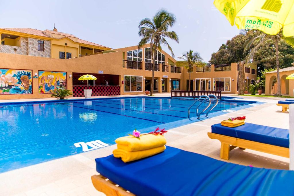 班珠尔Tropic Garden Hotel的度假村的游泳池