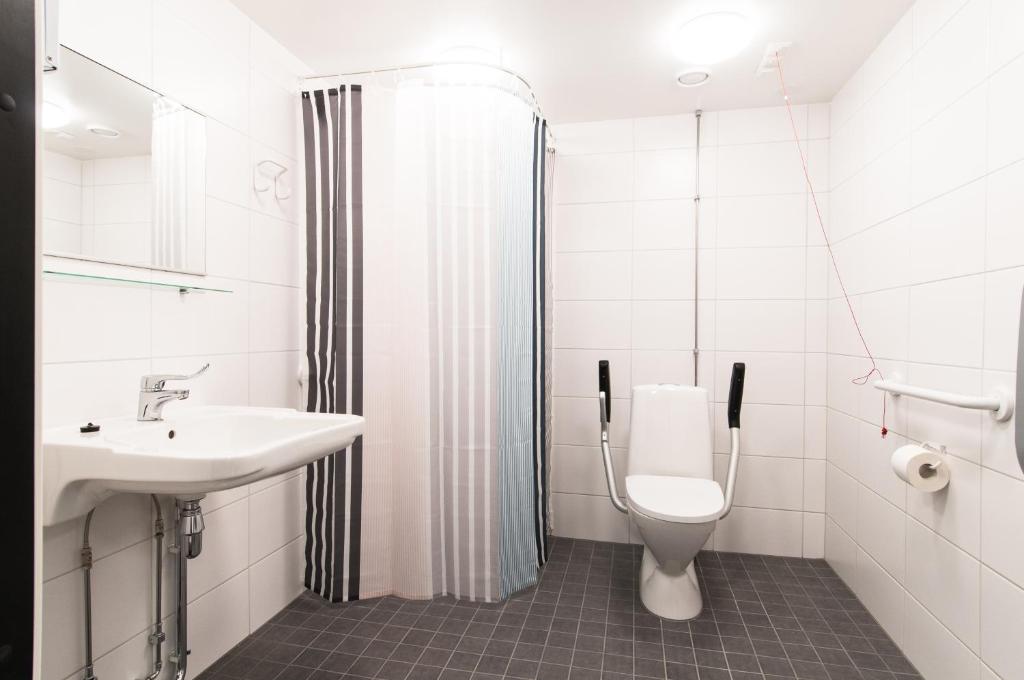 Moi Aikatalo Hostel Helsinki的一间浴室
