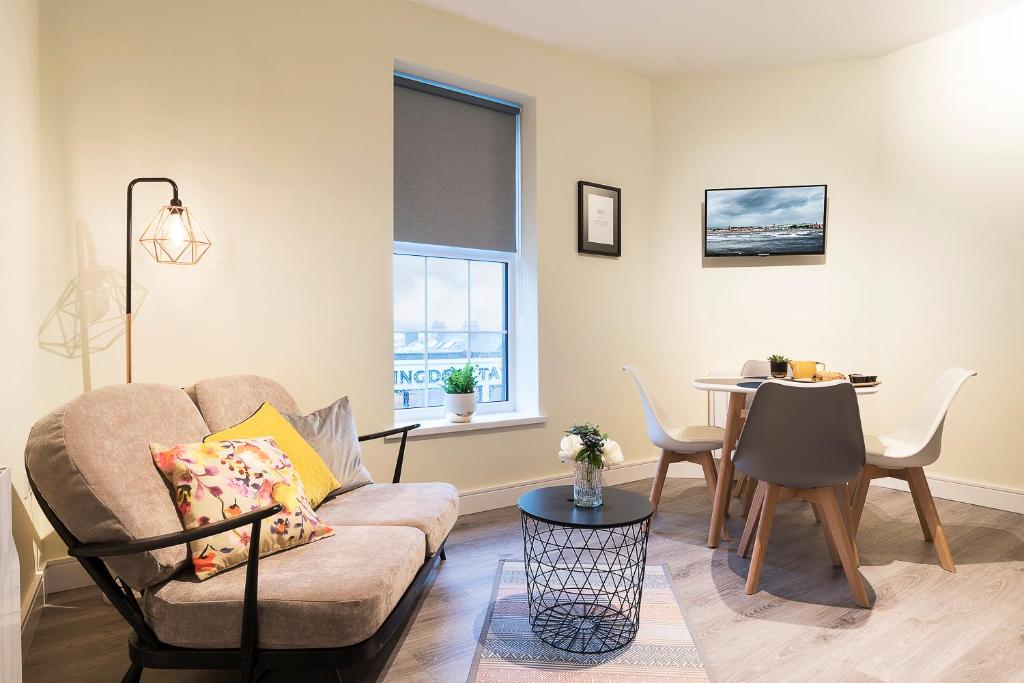 纽卡斯尔Blue Door Apartments的客厅配有沙发和桌子