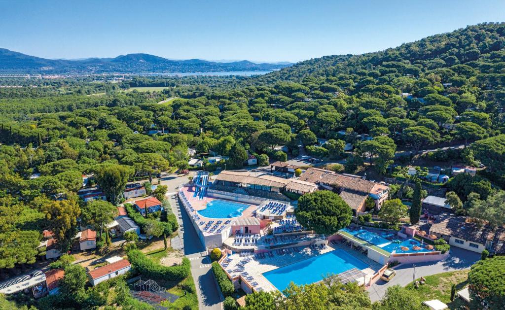 加桑Camping Montana Parc - Gassin Golfe de St Tropez - Maeva的享有度假胜地的空中景致,设有2个游泳池