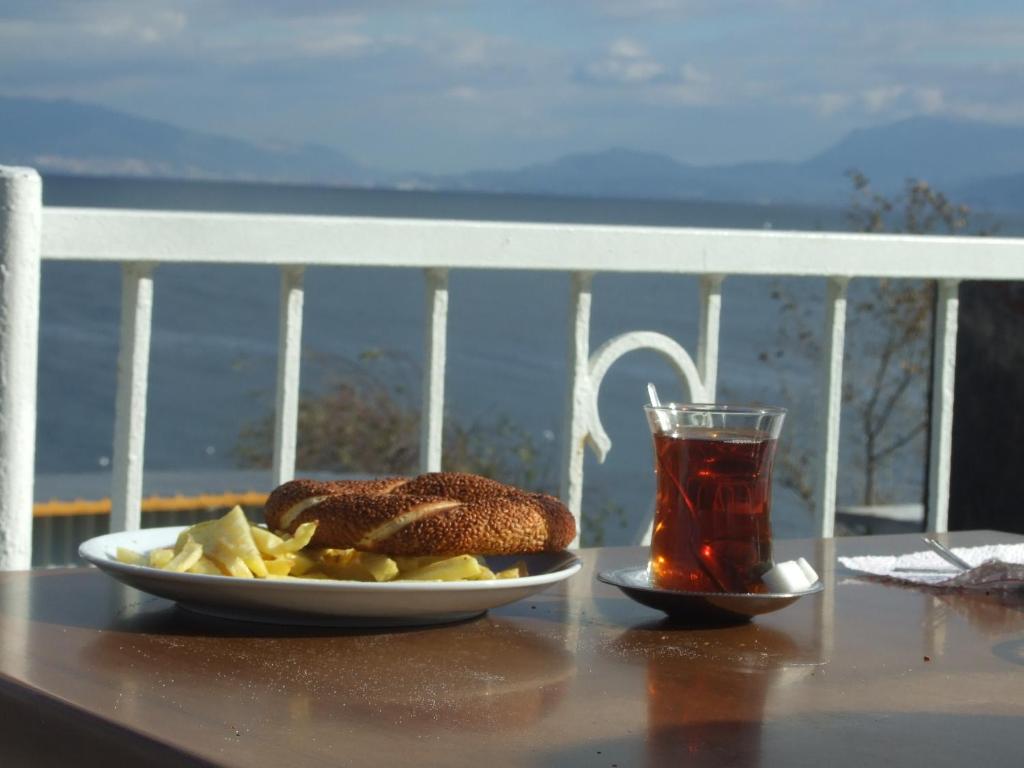 穆达尼亚穆达尼亚酒店的桌上的一盘食物和饮料