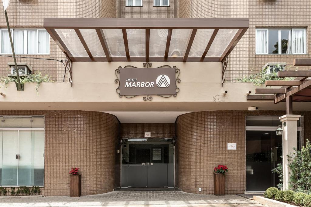 莫日-达斯克鲁济斯马尔波尔酒店的一座有读过暴徒的标志的建筑
