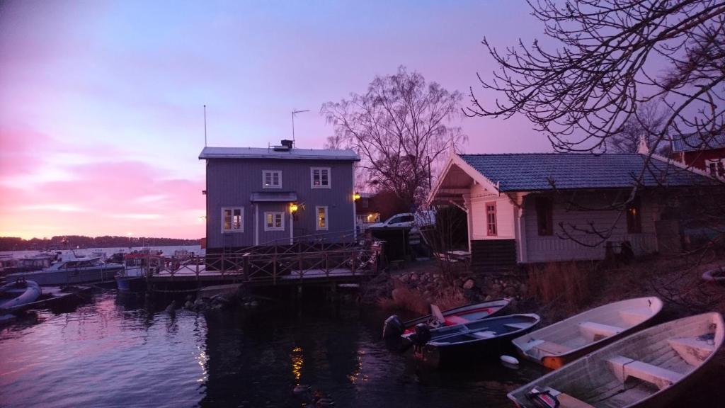 DalaröVandrarhemmet Lotsen的码头上的房子,水中有船