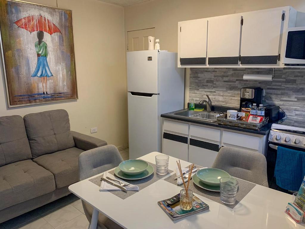 庞塞Homey Escape with Patio Access and FREE laundry的带餐桌的厨房和带冰箱的厨房