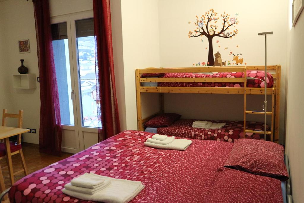 特伦托塔拉梅尔利住宿加早餐旅馆的一间卧室配有两张双层床和毛巾