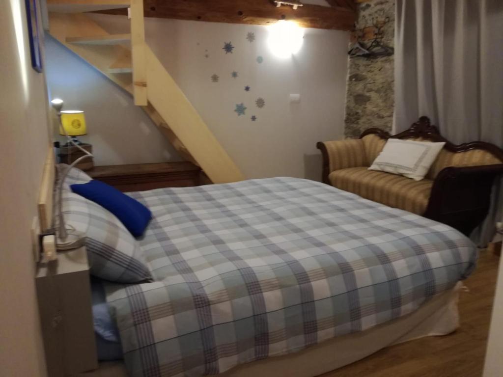 MolliaRifugio Casa Lobietti的一间卧室配有一张床和一个楼梯间
