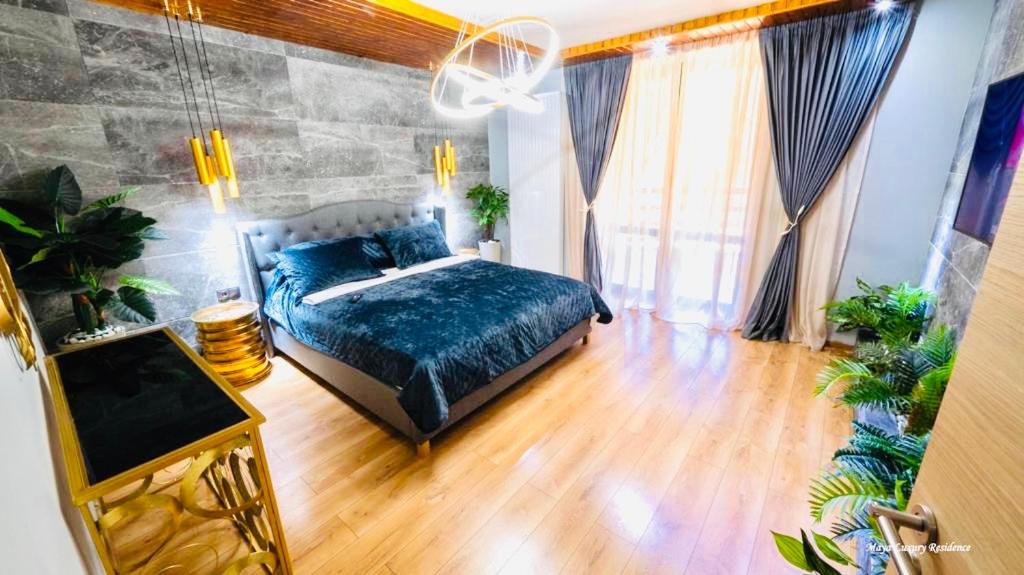 波亚纳布拉索夫Maya Luxury Residence的一间卧室配有一张床和一台电视