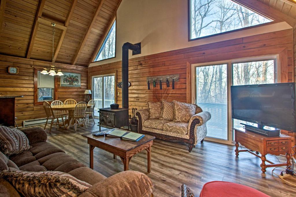 WintergreenWintergreen Home with Deck - Near Skiing and Hiking!的客厅配有大屏幕平面电视