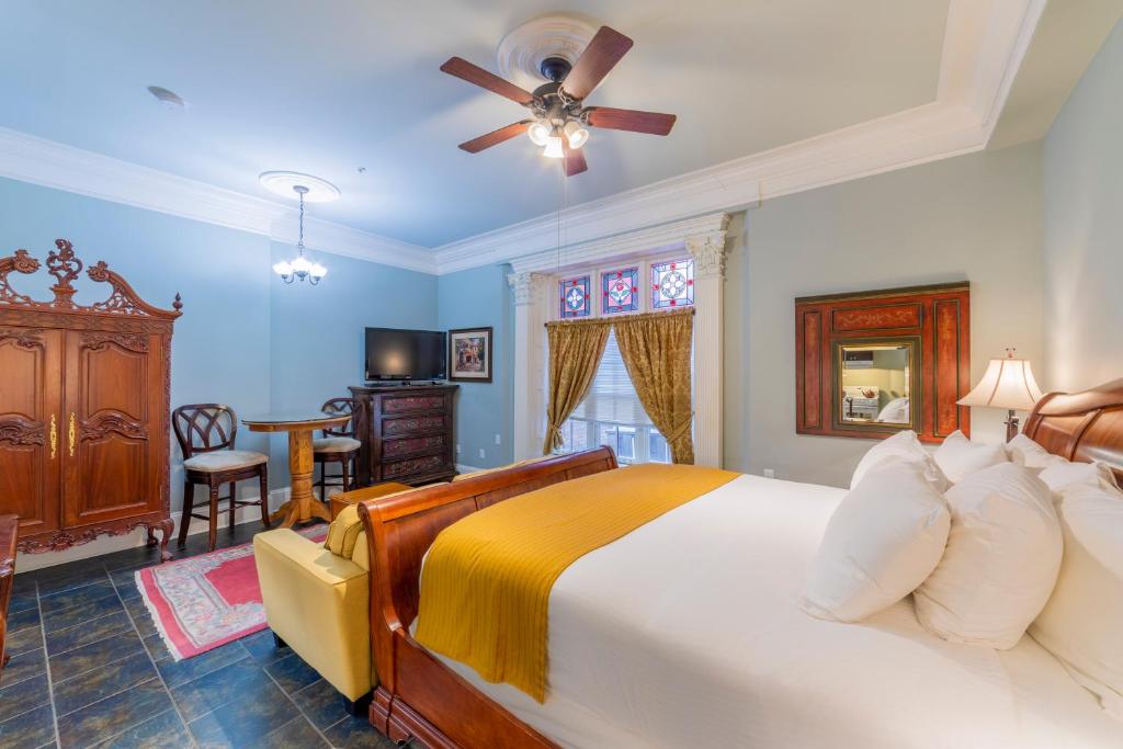 圣约翰Chipman Hill Suites - Pratt House的一间卧室配有一张大床和吊扇