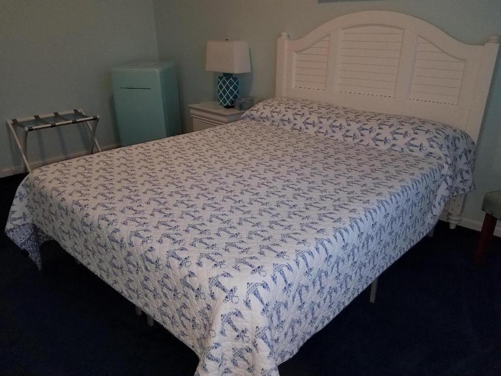 贝尔马梅费尔酒店的卧室配有一张带白色棉被的大床
